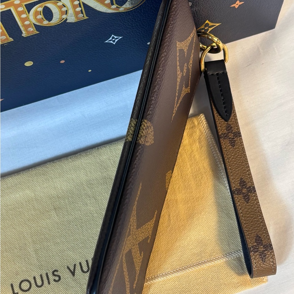 Louis Vuitton Giant Reverse Pochette - Picture 7 of 13